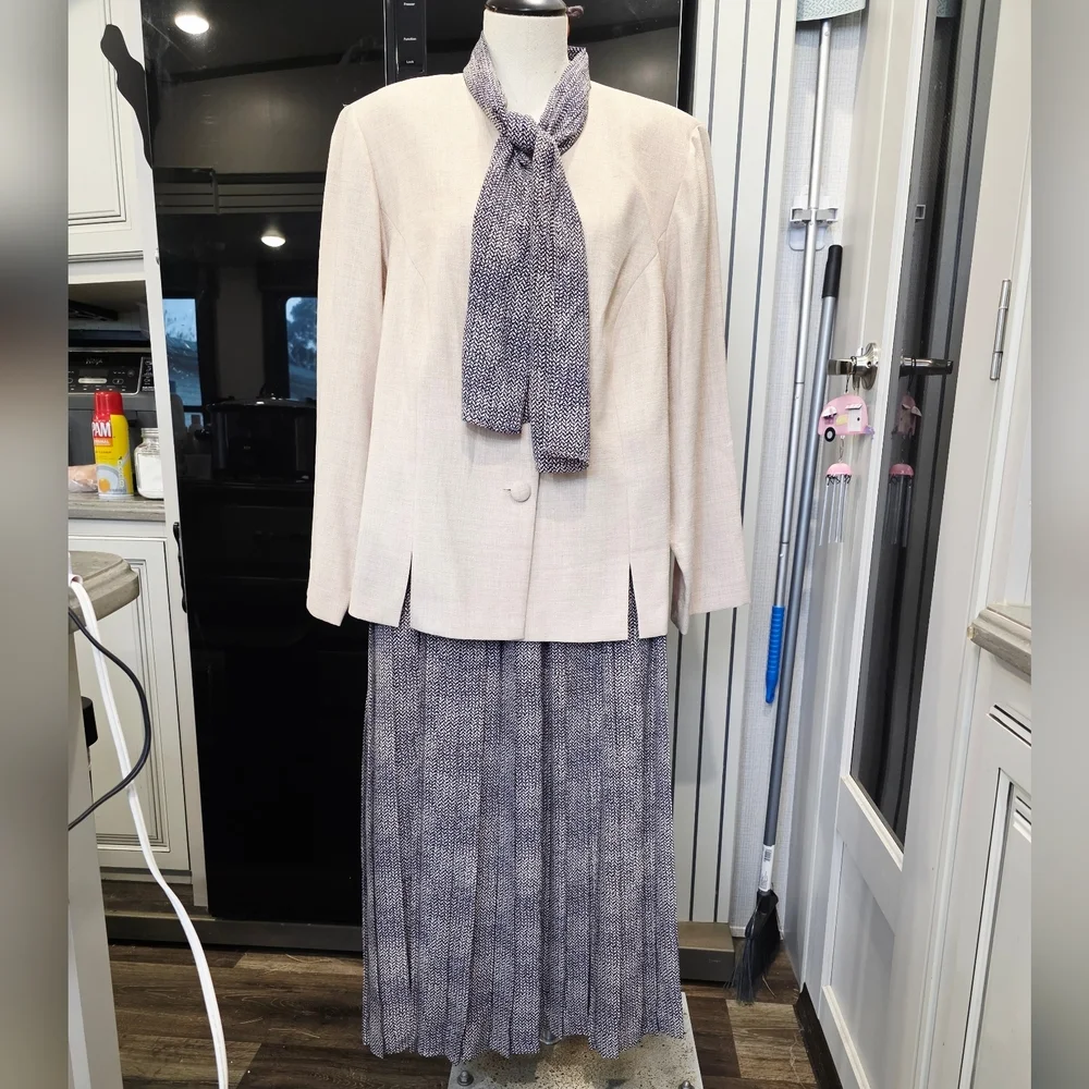 Leslie Fay Elegant Cream and Black Women's Skirt Set - Picture 2 of 10
